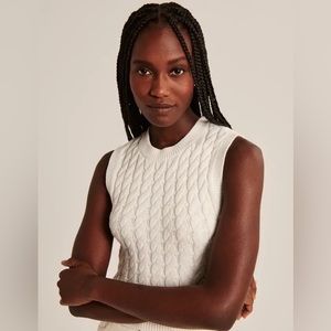 Abercrombie & Fitch Slim Cropped Crew Sweater Vest
